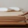 Algodón de Fibra Larga 100S Todo Algodón Sábana Bajera Cepillada Color Sólido Simple Totalmente Cerrado Cubierta de Colchón a Prueba de Polvo Dormitorio Cubierta de Cama de Algodón Puro Pieza Única