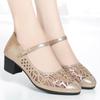 Sapatos de Malha para Mulheres 2023 Novos Sapatos de Verão Femininos Sapatos de Moda para Mães com Fivela Vazados Sandálias de Bico Fechado para Idosas