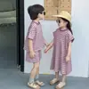 Roupas de Irmão e Irmã Verão Novo Estilo Coreano Vestido Listrado Sem Manga para Meninas Conjunto Elegante de Duas Peças com Manga Curta para Meninos Tendência