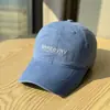 Gorra de Béisbol Bordada con Letras Vintage para Mujer con Visera Ancha, Copa Suave, Efecto Adelgazante del Rostro, Gorra Morada, Nuevo Modelo 2026 Gorra de Pico de Pato