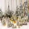 Arreglo de escritorio pequeño de Pe Scene de cedro Decoraciones navideñas de moda Adornos Árbol de Navidad Mini nevada flockada