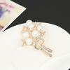 Broche de Flores de Moda Europea y Americana, Estilo Femenino, Diseño de Corsage de Perlas Pequeñas Fragantes, Pin Antiexposición, Accesorios para Traje