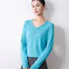 Prenda de alta gama lista para usar con un escote en V limpio y pulcro, mangas largas, ligera y transpirable, adecuada para el uso diario en primavera y otoño, una blusa elegante