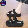 Impresionantes sandalias de verano para mujer para uso en exteriores con faldas, nuevo modelo 2026, de suela gruesa, zapatillas para mujer extremadamente elegantes y a la moda, de suela blanda