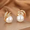 Nuevos pendientes de aro geométricos de circonita y perla de lujo ligero para mujer, diseño único de nicho con un toque de alta gama