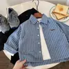 Camisa para niño 2026 primavera y otoño nuevo estilo camisa a rayas bordada de cachorro top versátil casual de manga larga para niños pequeños y medianos