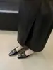 Novidade Primavera/Verão 2025 Chinelos Rasos Bico Fino com Fivela de Metal Sandálias Femininas para Exterior Moda Salto Baixo Bico Fechado Meio Chinelo