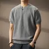 Camisa Polo Henley de Manga Curta Pesada Estilo Retro Americano de Alta Qualidade para Homens, Camiseta de Tricô Casual Slim-Fit Estilo Old Money