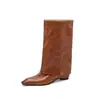 Botas femininas de cano médio feitas de couro de flor integral, com bico quadrado, acabamento tingido, salto médio e design de calçar, perfeitas para outono e inverno.