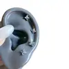 Brincos de Alfinete Reto Trevo de Quatro Folhas Gradiente Azul Gelo Zircônio Studs de Parafuso de Aço Titânio Studs de Cartilagem Auricular Joias para Orelha