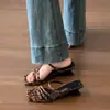 2026 Verano Tacones Altos Color Nude Tacón Medio Diseño de Nicho Punta Cuadrada Sandalias de Tira Cruzada Zapatillas Abiertas para Mujer
