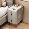 Mesita de noche ultradelgada y de tamaño pequeño con diseño de losa de roca, que presenta un estilo inteligente, minimalista y moderno, hecha de madera maciza, ofreciendo un toque de lujo y adecuada para dormitorios del hogar como un mueble de noche multifuncional