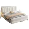 Cama tapizada de rayas verticales minimalista moderna, patas metálicas finas de color blanco roto, cama doble de 1.8 metros para dormitorio principal, cama de bodas minimalista italiana