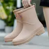 Botas de Chuva Fashion Transfronteiriças Femininas Moda Japonesa e Coreana Sola Grossa Antiderrapante Calçados de Borracha Versátil Botas de Chuva Impermeáveis Calçados Aquáticos Femininos