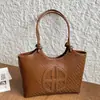 2026 Nova Bolsa Tote Retrô com Letras Feminina de Grande Capacidade Ombro Único Manual Versátil para o Dia a Dia Bolsa de Moda de Luxo Leve