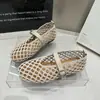 Novos Sapatos Planos Femininos de Tecido Vazado Estilo Primavera/Verão 2026, Sapatos Individuais Femininos Modernos e Estilosos, Sapatos de Rede com Uma Tira, Sapatos Respiráveis