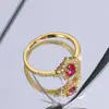 Anel de Zircônia Vermelho Sangue de Pombo Elegante e de Alto Padrão, Venda Quente Transfronteiriça, Anel de Zircônia Branca Banhado a Ouro Cobre para Mulheres, Microincrustado