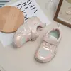 Zapatillas blancas con suelas suaves, transpirables, ligeras, zapatos casuales para estudiantes, zapatillas deportivas de malla para niñas, zapatos antideslizantes de primavera y otoño para niños