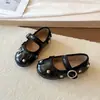 Sapatos de couro para meninas, sandálias pretas, sandálias estilo britânico, sapatos de performance estilo princesa europeia e americana, novos sapatos de bebê da moda com sola macia para o outono