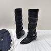 Fivela de Cinto Aumentadora de Altura 8cm Bico Apontado Botas Longas Hot Girl para Mulheres 2025 Novo Design de Nicho Botas Slouch de Salto Bloco Pregueadas