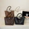 2026 bolso cruzado de un solo hombro nuevo y elegante personalizado, bolso de color liso de moda estilo coreano, bolso de mano simple popular para mujer