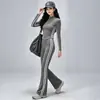 Conjunto de roupa de yoga estilo garota ousada para mulheres, jaqueta curta com zíper e gola alta com listras laterais, calça fitness de alta elasticidade com leve boca de sino, conjunto de duas peças