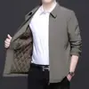 Jaqueta acolchoada masculina para meia-idade, espessada para outono e inverno, com gola alta, adequada para pais, disponível em tamanhos grandes, peça externa casual e quente para homens de meia-idade e idosos