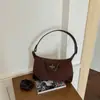 Nova bolsa de ombro color block para mulheres, bolsa transversal de ombro moderna para o dia a dia, bolsa de couro macio simples e versátil para usar sob o braço com um design de nicho de alta qualidade