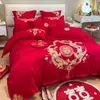 Novo conjunto de quatro peças para casamento escovado e amigável à pele, bordado de dragão e fênix, vermelho festivo, roupa de cama simples para quarto de casamento, lençol de cama de casamento