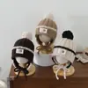 Gorro de lana con pompón estilo coreano para niños, moderno y versátil, con diseño de oso de retazos, gorro de punto para abrigarse al aire libre y proteger los oídos, gorro sin cierre para niños