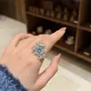 Anillo de Moda de Lujo Ligero con Diseño de Pétalos de Flor Hueca, Súper Brillante Incrustado para Mujer, Anillo Abierto de Zirconia Rosa con un Ambiente Elegante