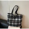 Bolsa Tote de Gran Capacidad para Viajes Diarios para Mujer 2025 Nuevo Popular Cuadros Versátil Bolso de Hombro Bolso de Mano Estilo Occidental de Nicho