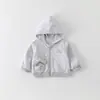 Primavera de 2026 Novo Estilo Cardigan Moletom para Bebê Menino Estampa de Letras Desenho Animado Jaqueta com Capuz para Bebê Categoria a