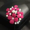 Broche de Flor de Cristal Rojo Vintage de Alta Gama con Diamantes, Elegante y Gracioso Accesorio de Broche de Racimo de Flores de Perlas de Agua Dulce