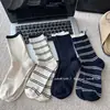 Calcetines de mujer otoño e invierno ins versión coreana a rayas bloques de color talón azul marino etiqueta de tela calcetines de moda calcetines versátiles de media pantorrilla