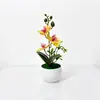 3 orquídeas phalaenopsis artificiais em um vaso brilhante com padrão de ondas de água, decoração de flores artificiais para fotografia interna e plantas verdes em vasos