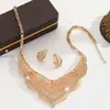Fornecido diretamente pelo fabricante, conjunto exagerado de colar e brincos vazados com detalhes em diamante, colar de liga para casamento, acessórios femininos