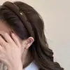 Estilo Artístico Elegante Retro Letra Etiqueta Dorada Prensa Diadema de Pelo Moda Sello de Cabello para Mujer 2025 Nuevo Sentido de Alta Gama Diadema Accesorios para el Cabello
