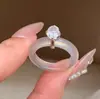Anillo Popular Transparente para Correr de Xiaohongshu con un Solo Diamante, Diseño de Nicho, Anillo para el Dedo Índice que Muestra un Anillo Elegante y Exquisito, Envío Directo