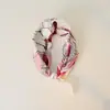 Bufanda Pequeña de Seda Estilo Nuevo con Hebilla Magnética Perezosa y Tacto de Alta Gama, Cadena de Perlas para Clavícula para Mujer, Bufanda Pequeña con Elemento de Carruaje de Lunares Paisley