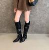 Botas de Gamuza con Hebilla de Cinturón 2025 Otoño e Invierno Nuevo Estilo Punta Redonda Tacón Grueso Cuero Slip-On Botas Slouch en Stock