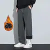 Calças de Veludo Cotelê Masculinas Outono Inverno 2026 Novo Estilo Calças de Algodão Quente com Pelúcia Calças de Moletom Casuais de Barra Reta para Meninos