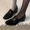 Novos Sapatos Loafers Retrô Estilo Old Money Britânico em Couro Macio Preto para Mulheres Bico Quadrado Salto Bloco Sapatinhos de Couro 2026 Nova Chegada