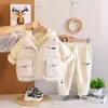 Conjunto de Ropa Gruesa de Invierno para Niños y Niñas 2027 Nuevo Modelo Chaqueta de Algodón Gruesa de Invierno para Niños y Niñas y Chaleco Conjunto de Tres Piezas Ropa de Bebé