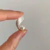 Brincos de pérola com pino estilo francês minimalista em fita de prata escovada para mulheres, brincos de nicho de luxo leve de alta qualidade, acessórios de ouvido únicos e da moda