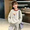 Camiseta listrada de manga longa 100% algodão para meninas 2026 novo estilo primavera e outono ins casual versátil top camada base infantil moderno