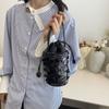 Bolsa de Design de Nicho Feminina 2024 Nova de Verão Versátil Bolsa de Ombro Transversal Lantejoula Corrente de Alta Qualidade Bolsa Quadrada Pequena