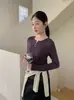 Camiseta Base AMOMI de Manga Larga con Cuello Henley y Cintura de Media Luna para Mujer, Nuevo Estilo Coreano de Principios de Otoño 2026, Ajuste Delgado Simple