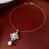 Collar con Colgante de Flor de Zircón y Perla Hueca Plisada Cadena de Suéter Elegante Francesa de Lujo Ligero Collar Versátil Exquisito para Mujer