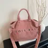 Bolsa de Ombro de Grande Capacidade Feminina Nova Popular Versátil de Veludo Cotelê para o Dia a Dia Bolsa Tote de Mão Nicho Coreano com Letra